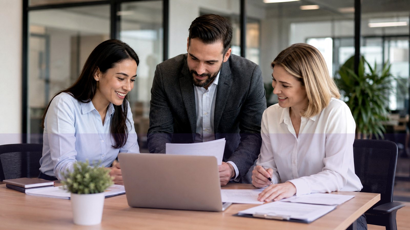 Professionnels analysant des documents dans un bureau